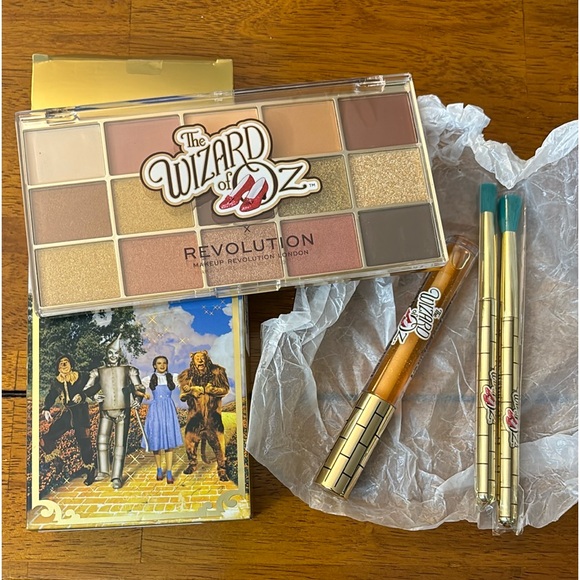 The Wizard of Oz Gift Set. Revolution x The Wizard of Oz Eyeshadow Palette. - Picture 1 of 10